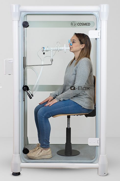 Q-Box - Woman during Body Plethysmography test inside the cabin