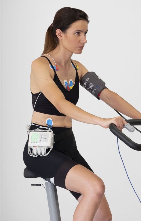 COSMED ECG - femme à vélo faisant le test