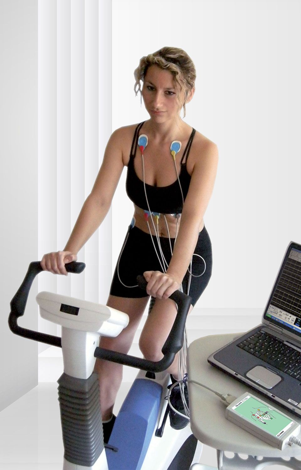 COSMED ECG - Femme à vélo faisant le test ECG