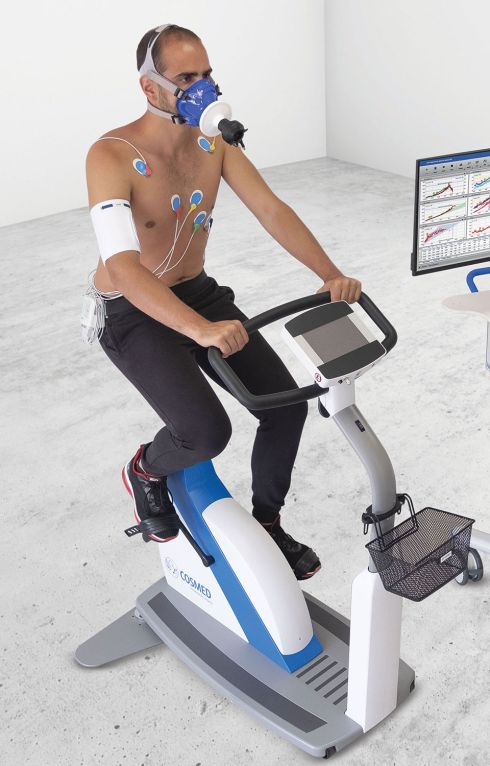 COSMED ECG - homme à vélo faisant le test