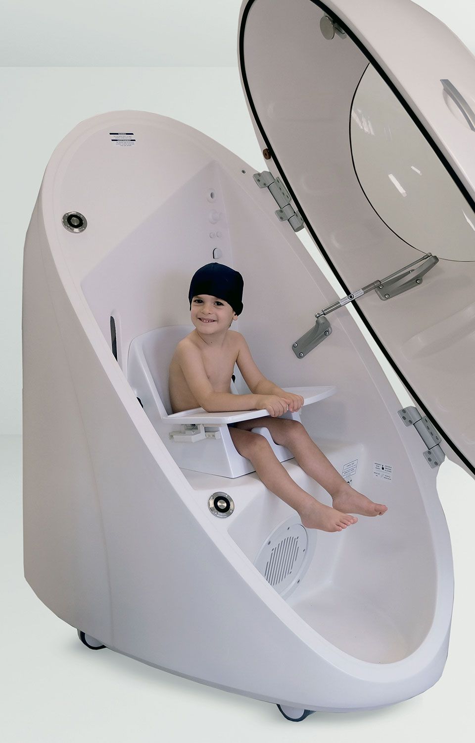 BOD POD GS-X - Boy sitting on Pediatric Option Module